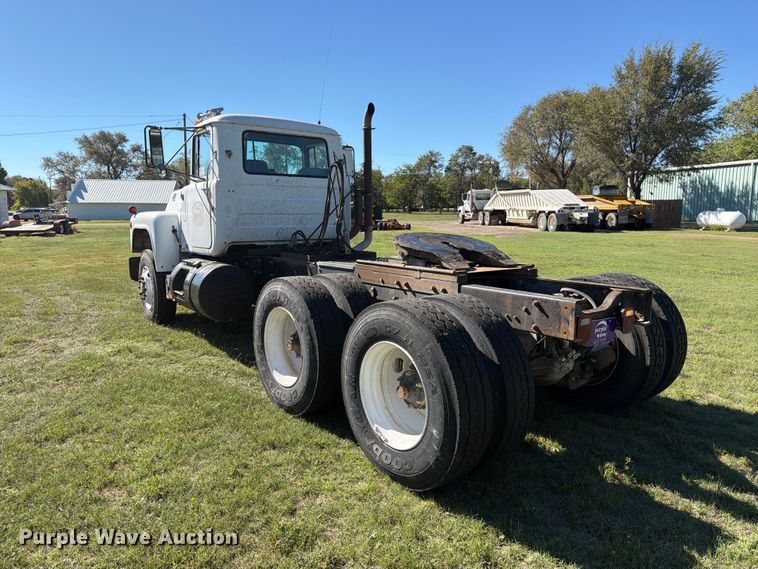 image for item DV8732 1985 Mack R semi truck