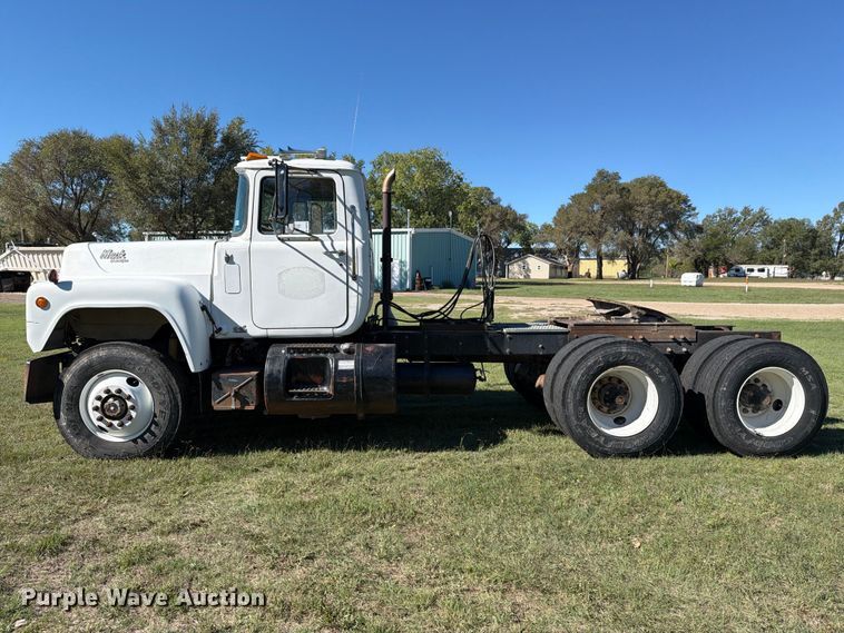 image for item DV8732 1985 Mack R semi truck