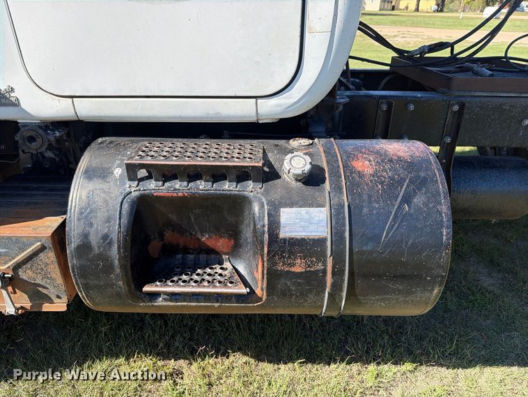 image for item DV8732 1985 Mack R semi truck