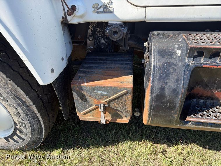 image for item DV8732 1985 Mack R semi truck
