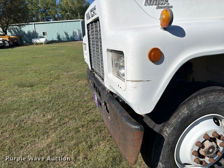 image for item DV8732 1985 Mack R semi truck