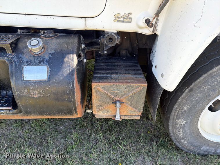 image for item DV8732 1985 Mack R semi truck