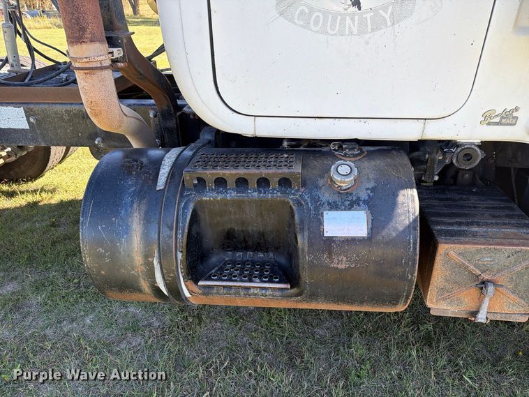 image for item DV8732 1985 Mack R semi truck