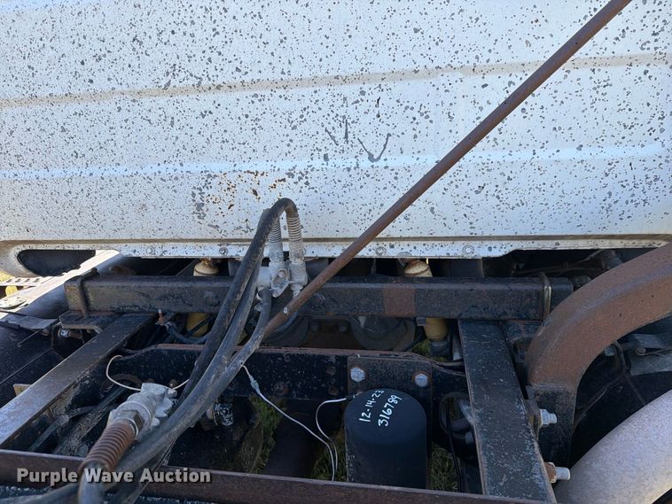 image for item DV8732 1985 Mack R semi truck