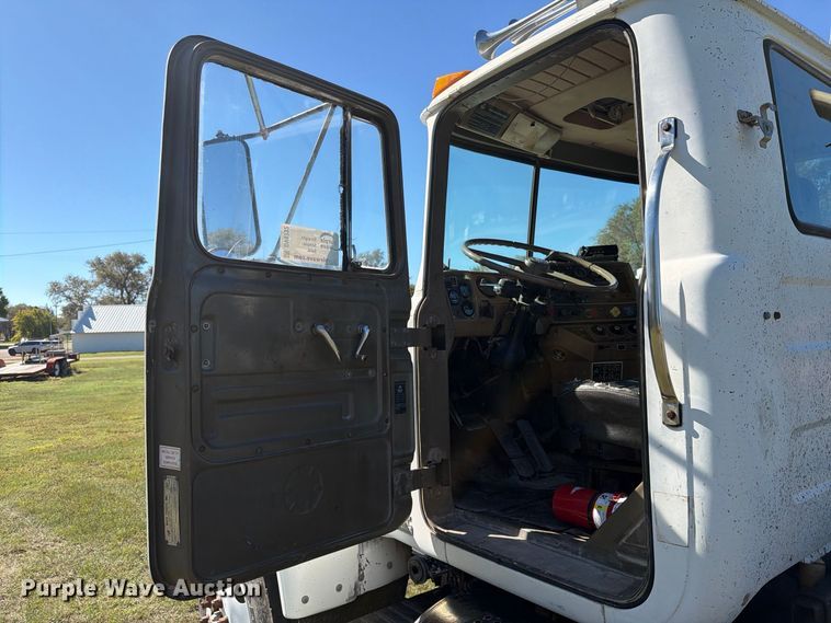 image for item DV8732 1985 Mack R semi truck