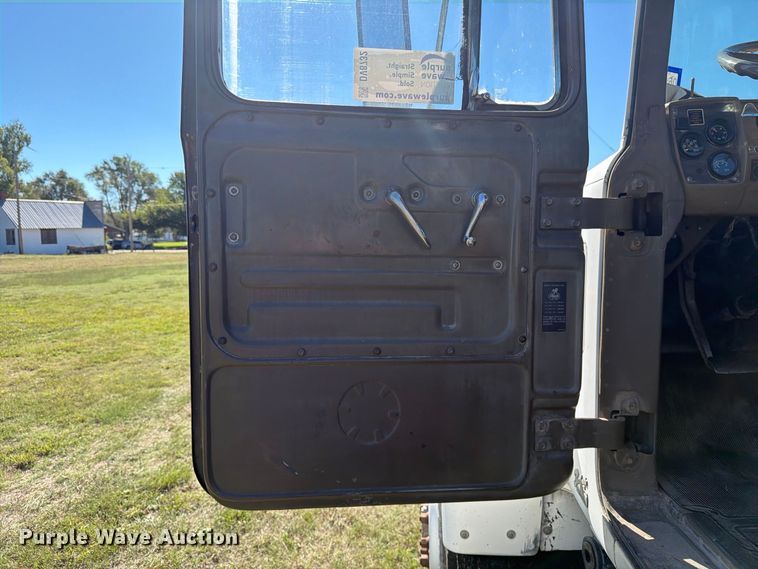 image for item DV8732 1985 Mack R semi truck