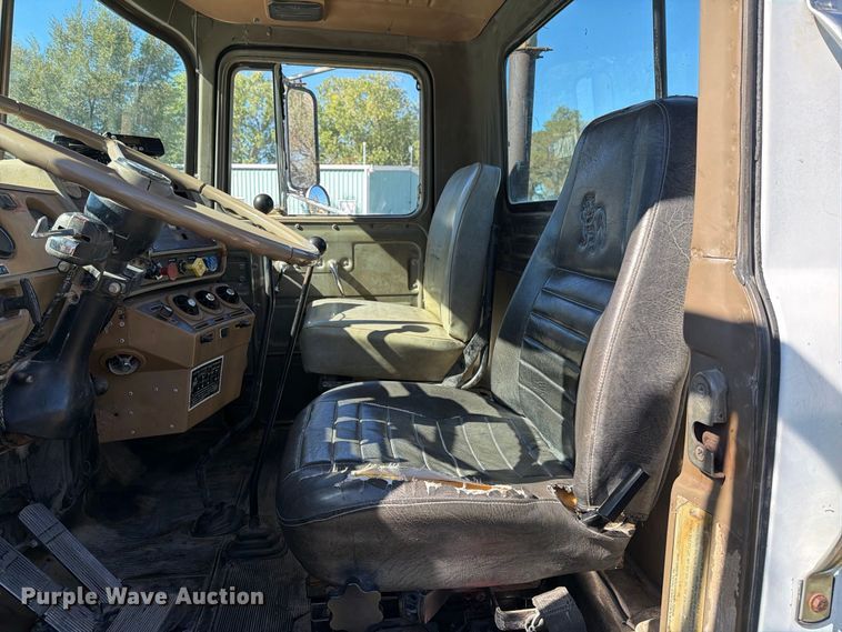 image for item DV8732 1985 Mack R semi truck