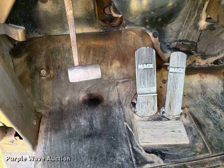 image for item DV8732 1985 Mack R semi truck