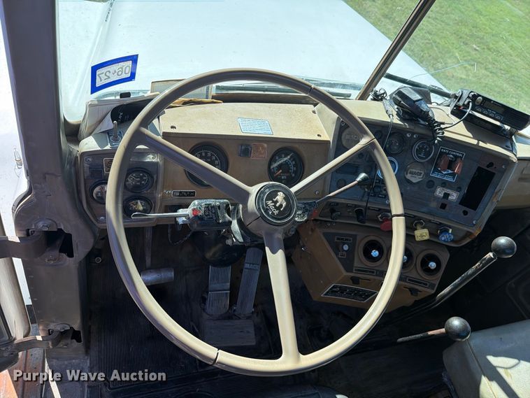 image for item DV8732 1985 Mack R semi truck