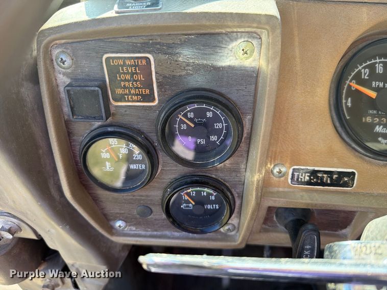 image for item DV8732 1985 Mack R semi truck