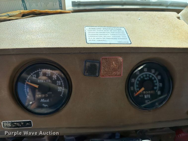 image for item DV8732 1985 Mack R semi truck