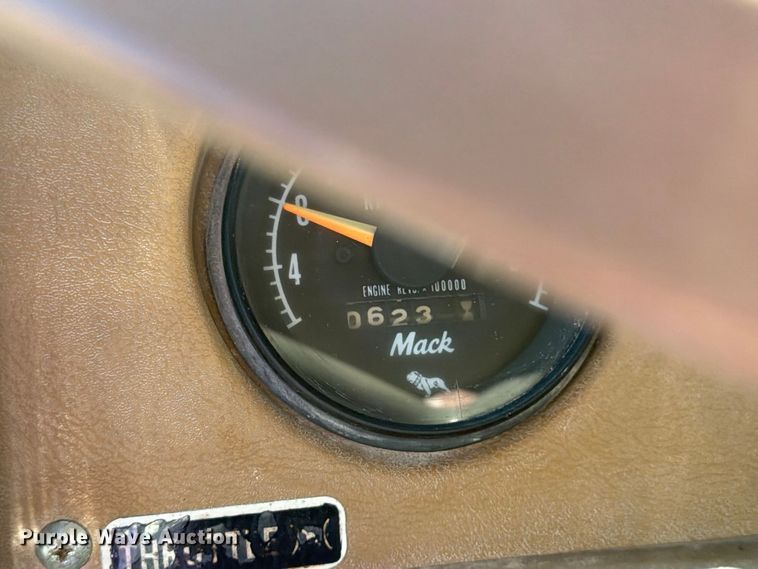 image for item DV8732 1985 Mack R semi truck