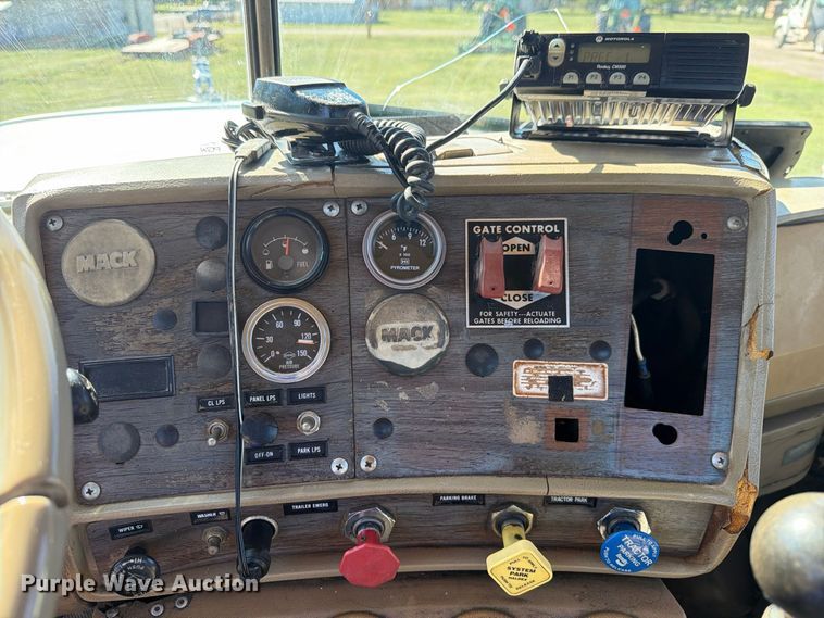 image for item DV8732 1985 Mack R semi truck