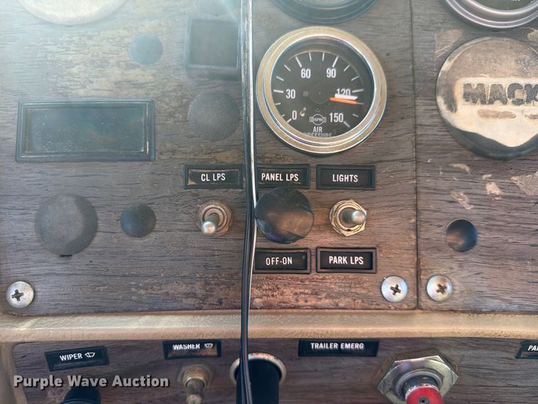 image for item DV8732 1985 Mack R semi truck
