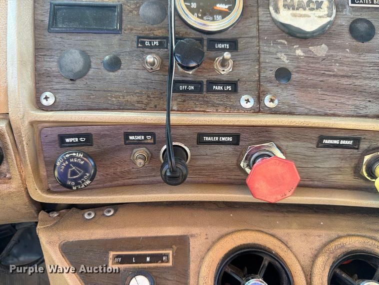 image for item DV8732 1985 Mack R semi truck