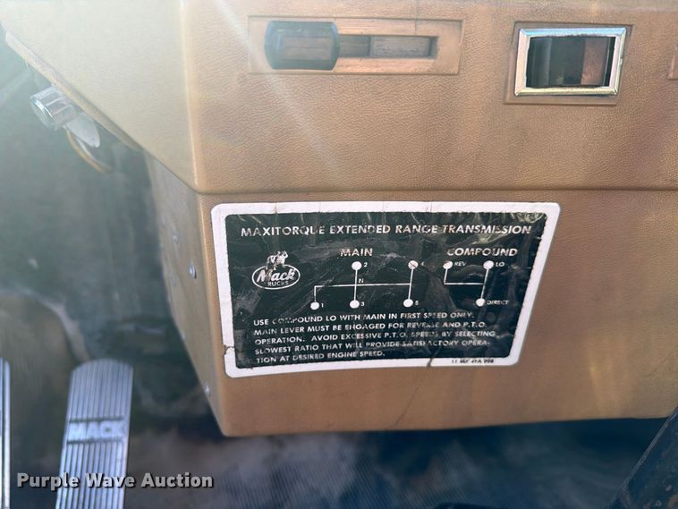image for item DV8732 1985 Mack R semi truck