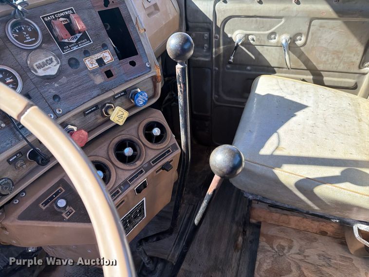 image for item DV8732 1985 Mack R semi truck