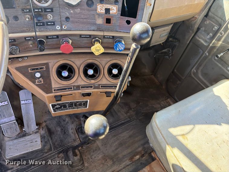 image for item DV8732 1985 Mack R semi truck