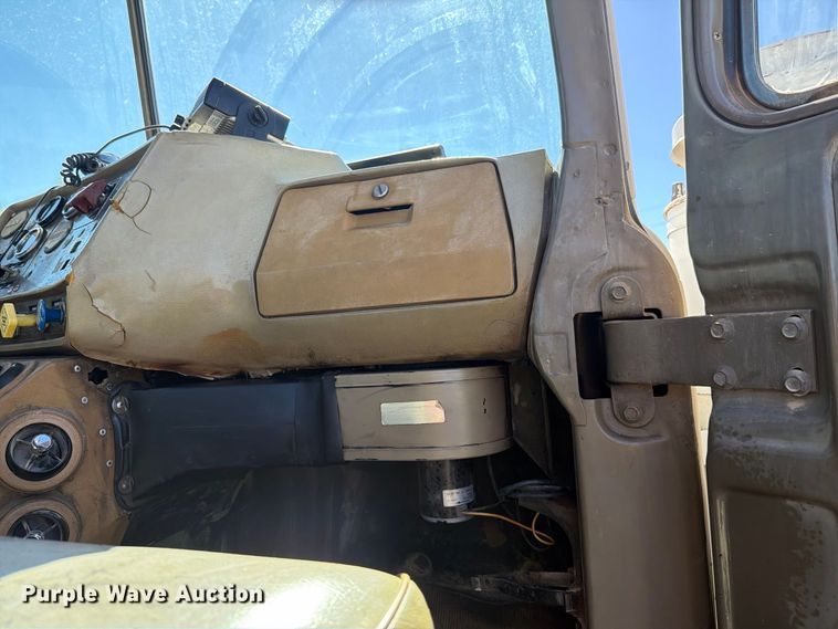 image for item DV8732 1985 Mack R semi truck