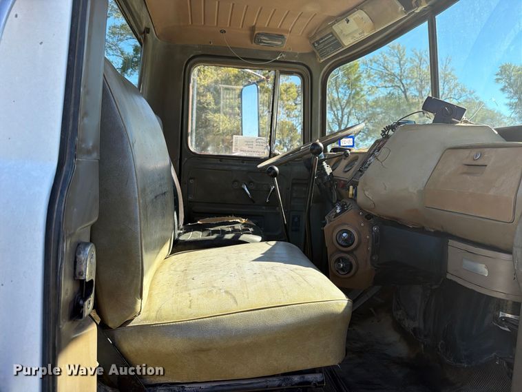 image for item DV8732 1985 Mack R semi truck