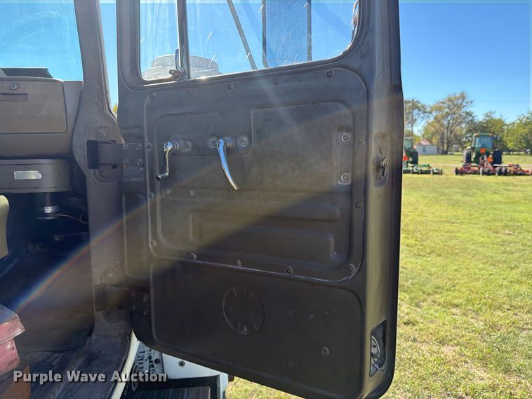 image for item DV8732 1985 Mack R semi truck