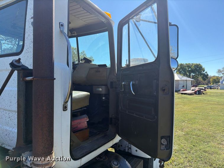 image for item DV8732 1985 Mack R semi truck