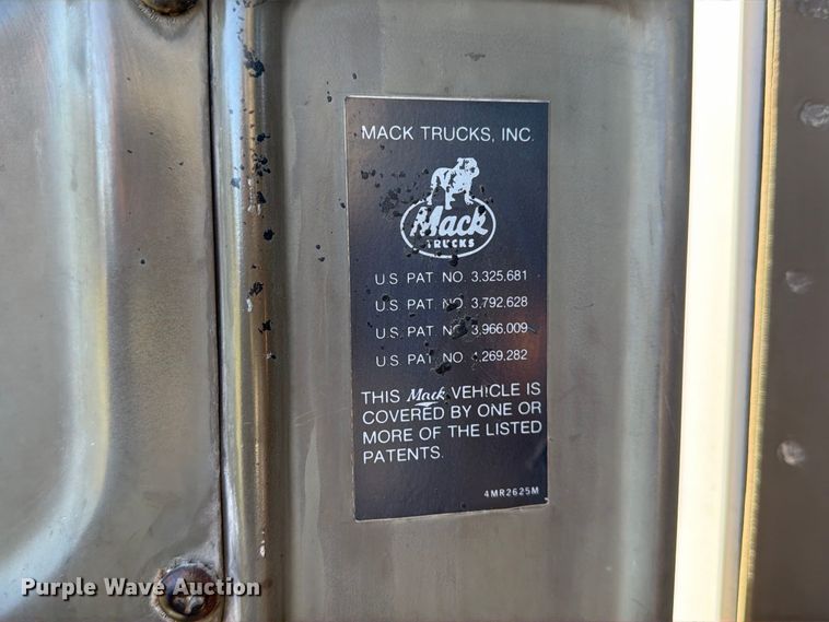 image for item DV8732 1985 Mack R semi truck