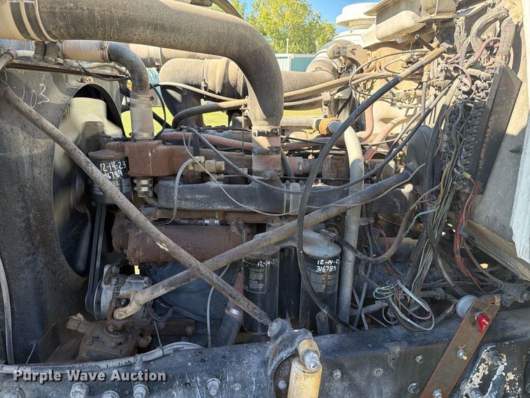 image for item DV8732 1985 Mack R semi truck