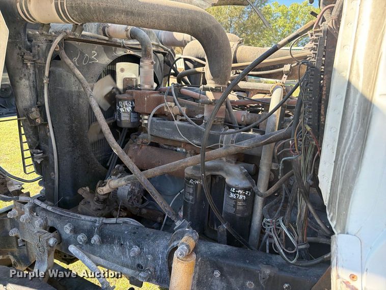 image for item DV8732 1985 Mack R semi truck