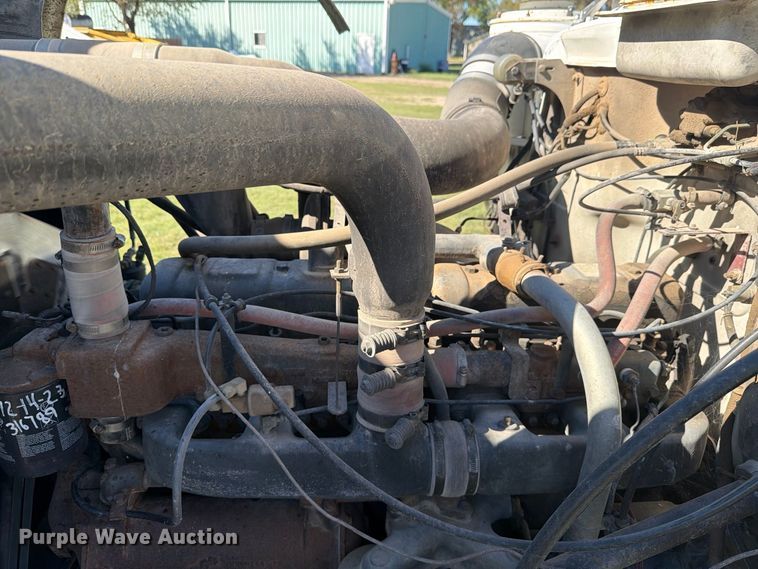 image for item DV8732 1985 Mack R semi truck