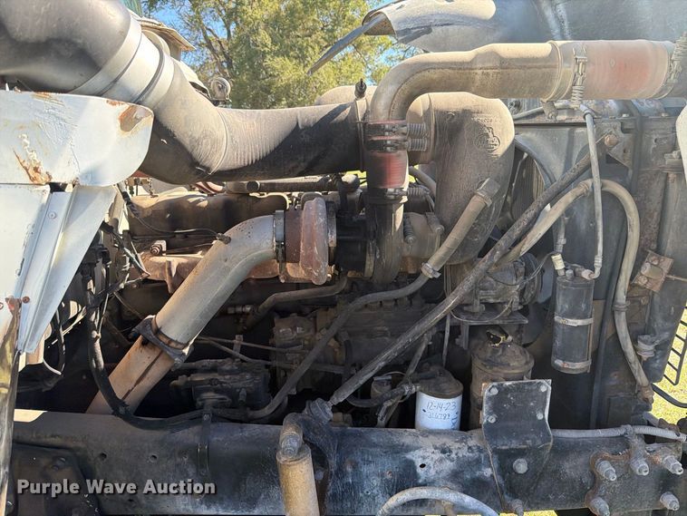 image for item DV8732 1985 Mack R semi truck