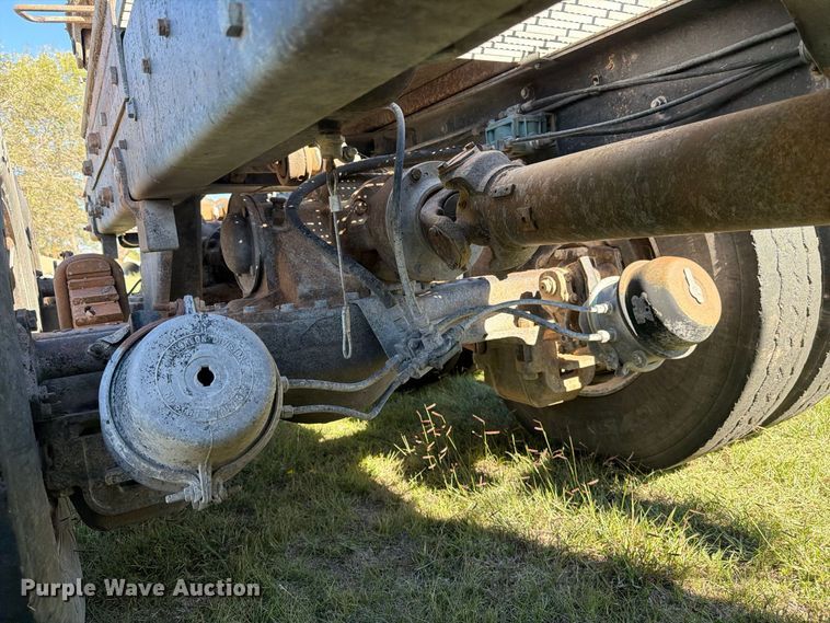 image for item DV8732 1985 Mack R semi truck