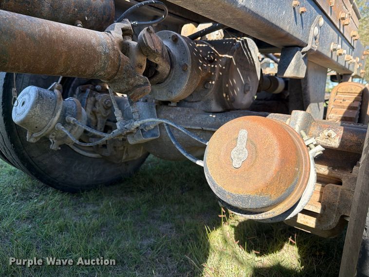 image for item DV8732 1985 Mack R semi truck