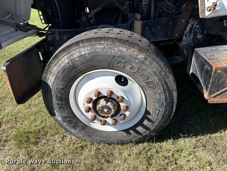 image for item DV8732 1985 Mack R semi truck
