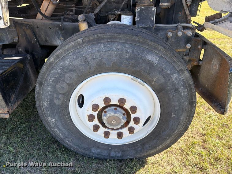 image for item DV8732 1985 Mack R semi truck