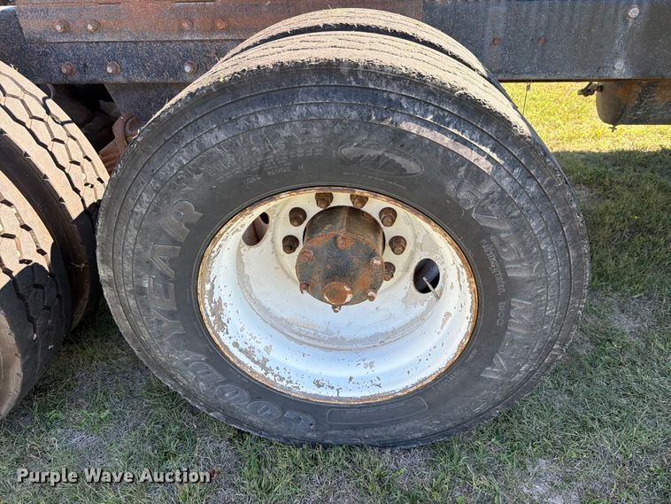 image for item DV8732 1985 Mack R semi truck