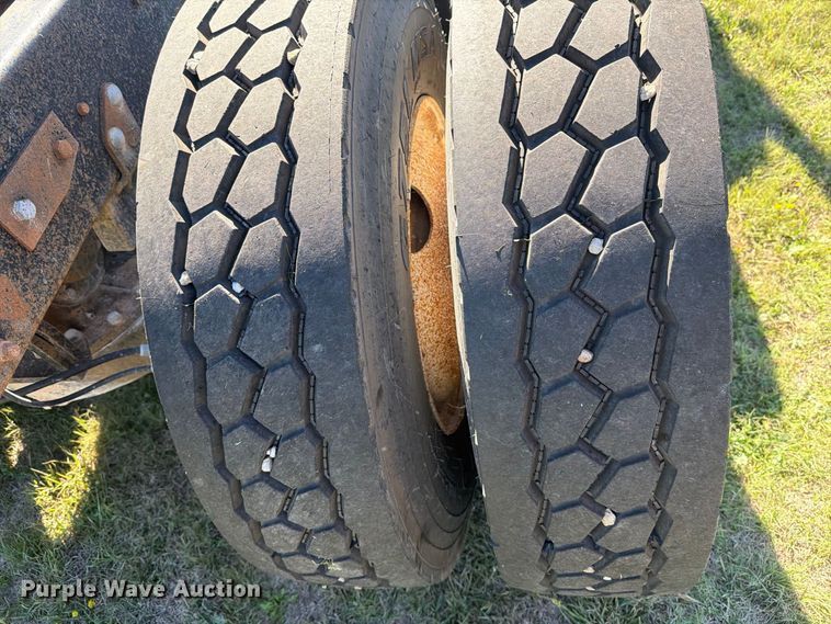 image for item DV8732 1985 Mack R semi truck