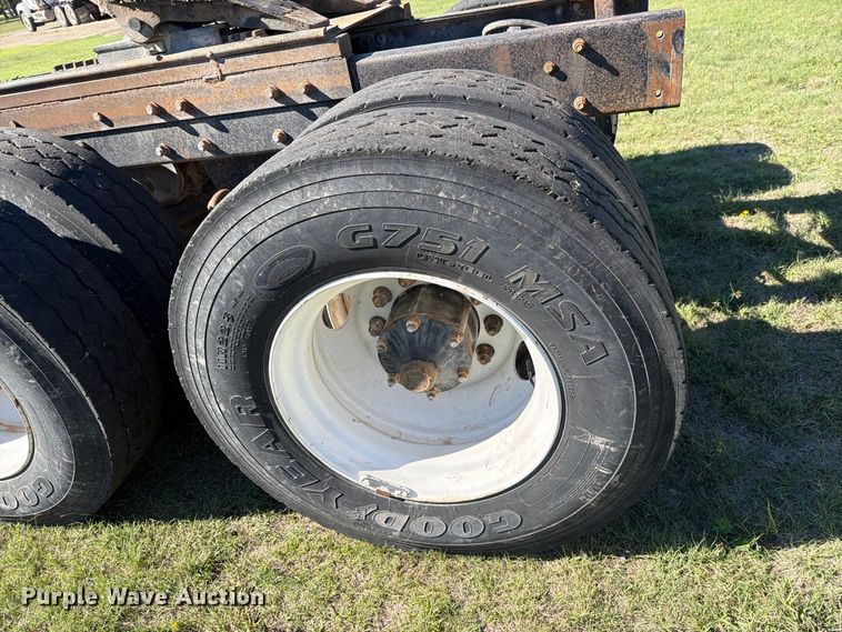 image for item DV8732 1985 Mack R semi truck