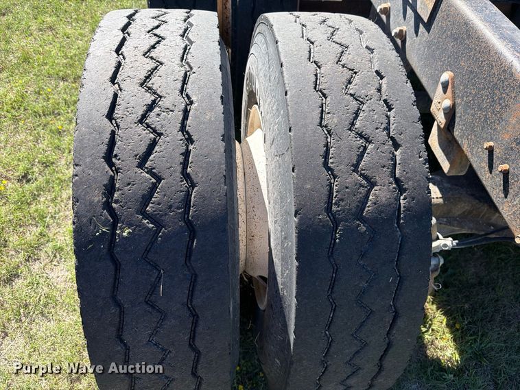 image for item DV8732 1985 Mack R semi truck