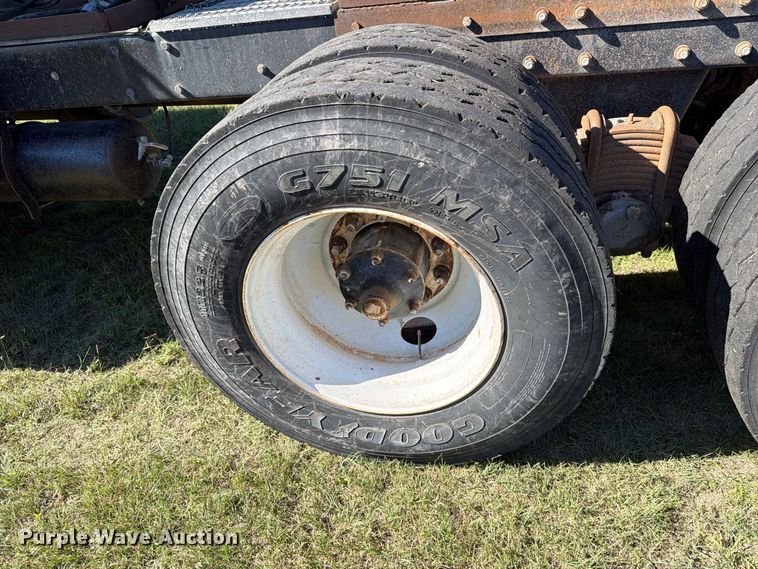 image for item DV8732 1985 Mack R semi truck