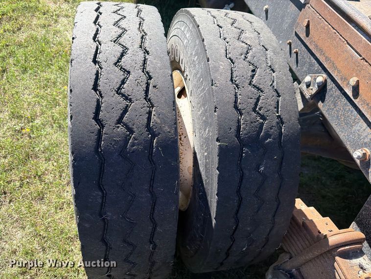 image for item DV8732 1985 Mack R semi truck