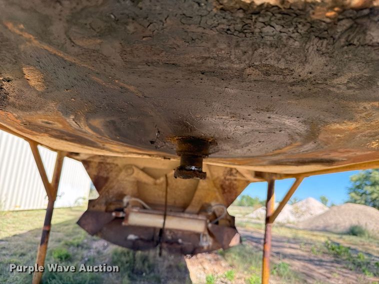 image for item DV8734 1987 Ranch Manufacturing bottom dump trailer