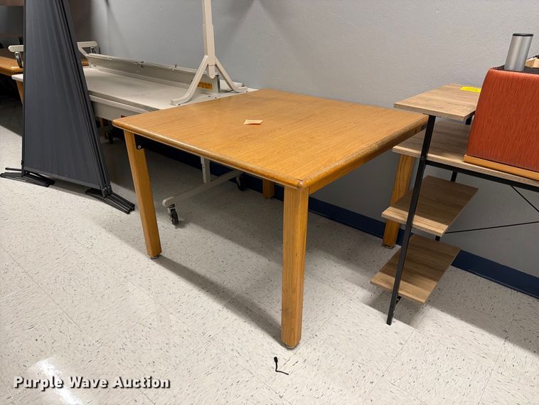 image for item DZ4917 Tables