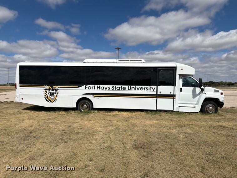 image for item EI7682 2009 Chevrolet C5500 shuttle bus