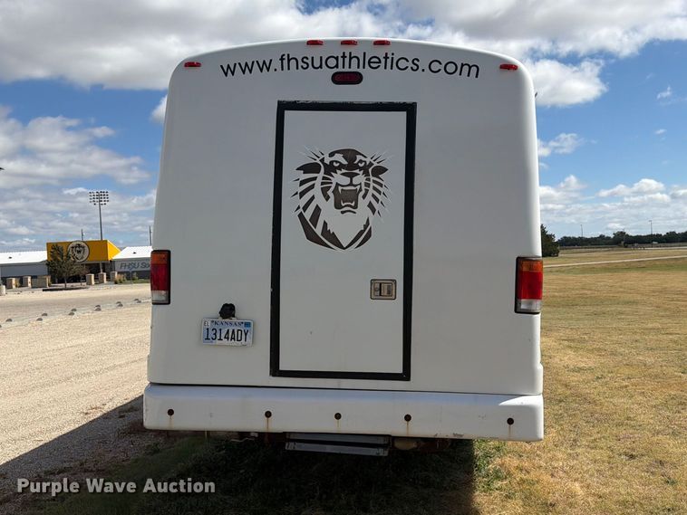 image for item EI7682 2009 Chevrolet C5500 shuttle bus