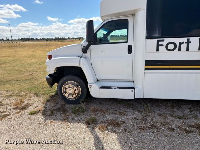 image for item EI7682 2009 Chevrolet C5500 shuttle bus