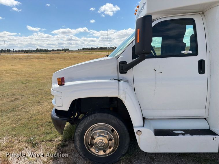 image for item EI7682 2009 Chevrolet C5500 shuttle bus