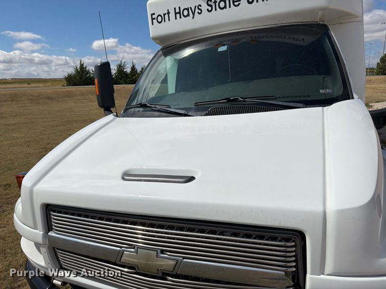 image for item EI7682 2009 Chevrolet C5500 shuttle bus