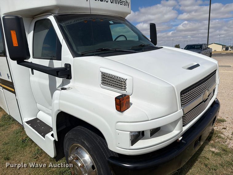 image for item EI7682 2009 Chevrolet C5500 shuttle bus