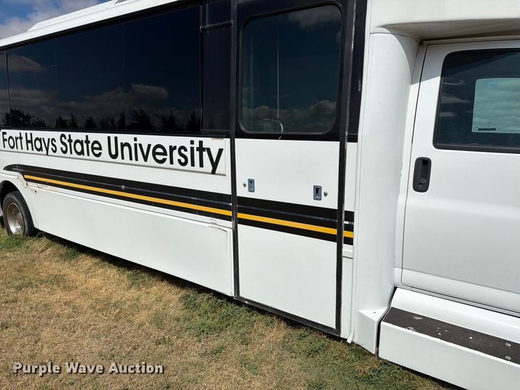 image for item EI7682 2009 Chevrolet C5500 shuttle bus